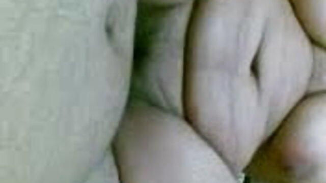 அவள் அவனுக்குக் மேல் xxx தளம் கற்பிக்கிறாள்