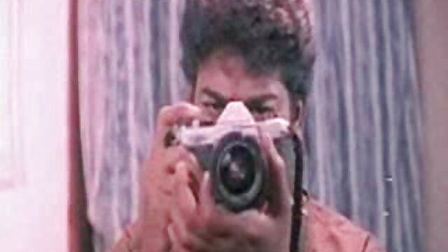பெட்டிட் தேசி ஆபாச தளங்கள் பொன்னிறம் ஒரு பெரிய டில்டோவுடன் தனது கழுதையை ஆட்டுகிறது