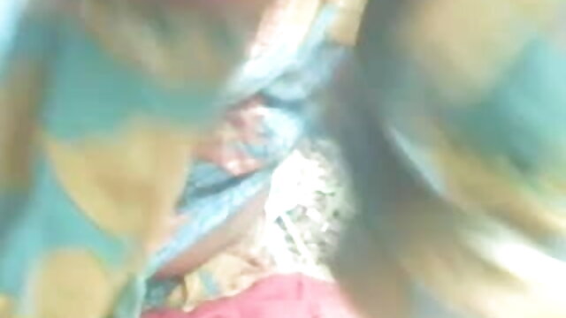 பெரிய மார்பகங்களைக் கொண்ட அழகான குழந்தை புணர்கிறது உச்சரிப்பு உட்கார்ந்து
