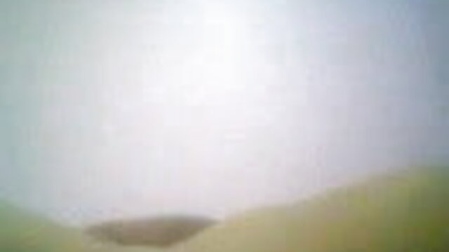 நீண்ட நாக்கு ஹவாய் இலவச வாட்ச் கொண்ட மார்பளவு பேசும் ஆங்கில பெண்