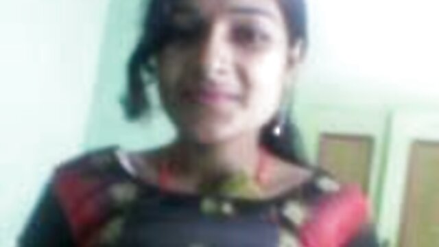 பெரிய துணிச்சலான ஜெஸ்ஸா ரோட்ஸ் தனது உச்சரிப்பு உட்கார்ந்து கழுதை மீது படம்பிடிக்கிறார்