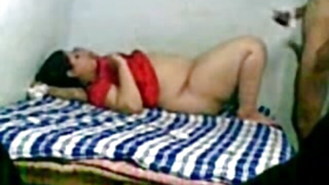 வளர்ப்பு சகோதரி ஒரு பெரிய ட x உச்சரிப்பு சேவலை ஒரு சுவையான சிப்புடன் அரைக்கிறார்